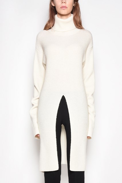 Turtleneck sweater with frontal rip