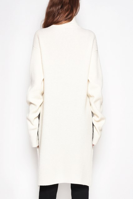 Turtleneck sweater with frontal rip