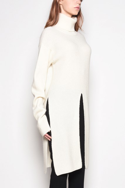 Turtleneck sweater with frontal rip